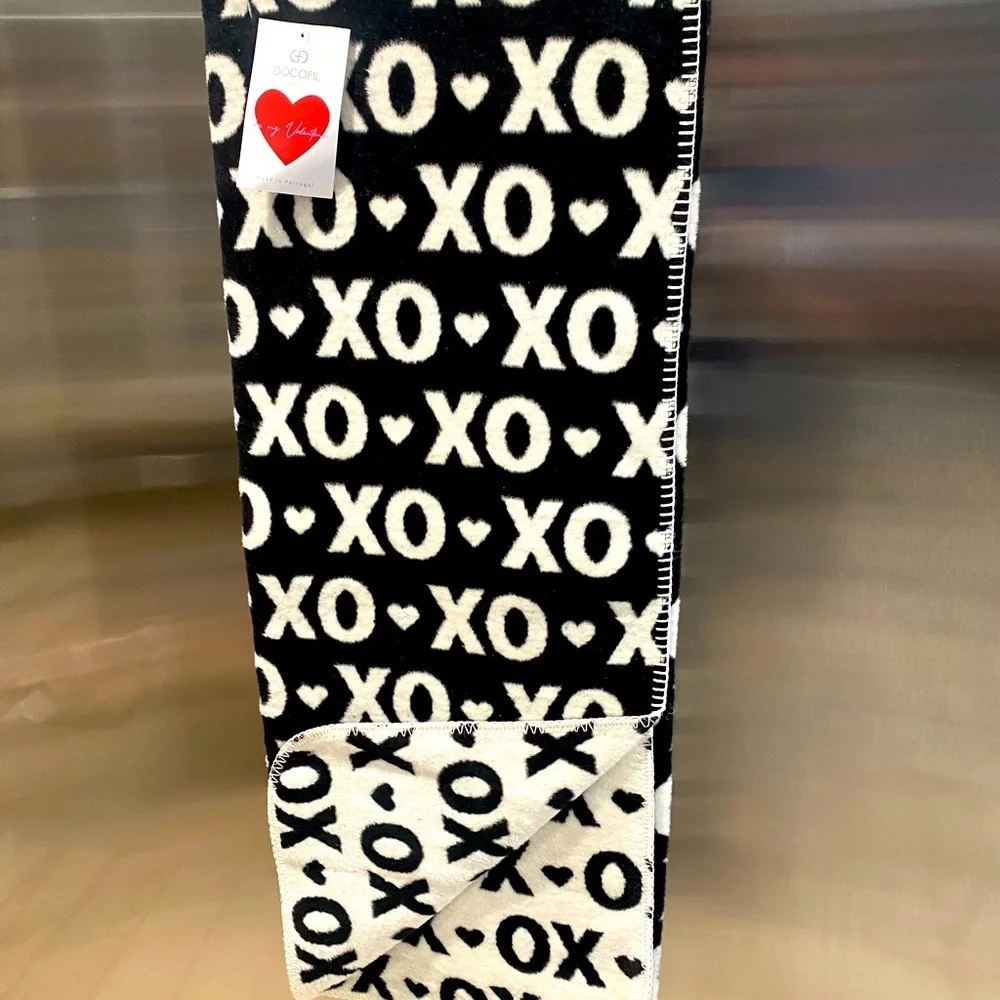 ❌⭕️blanket in black & white! REVERSIBLE w/ top stitching, see pic for details